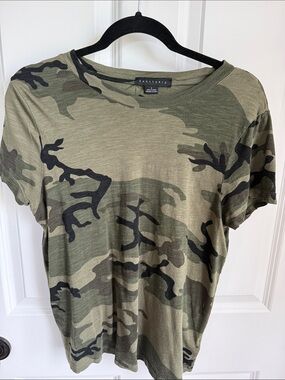 Sanctuary Womens Olive Camo Short Sleeve Tee  Size L